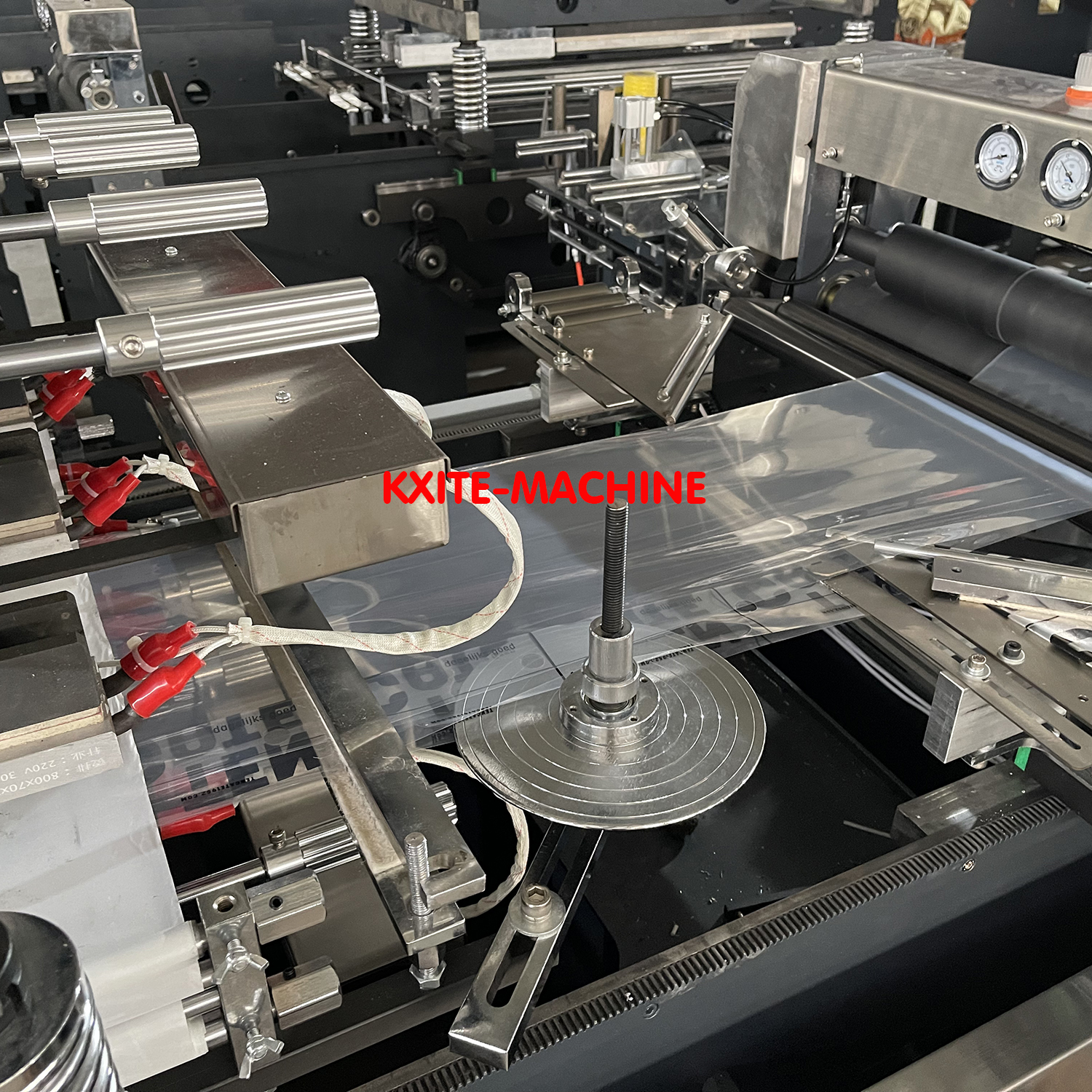 High Speed Middle Sealing Four Side Sealing Pouch Making Machine 