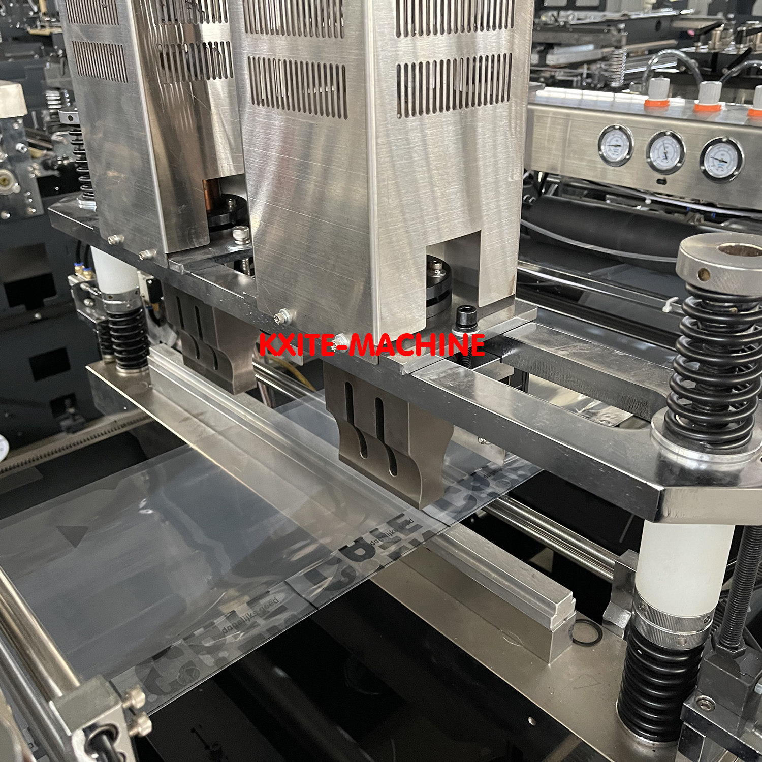 High Speed Middle Sealing Four Side Sealing Pouch Making Machine 
