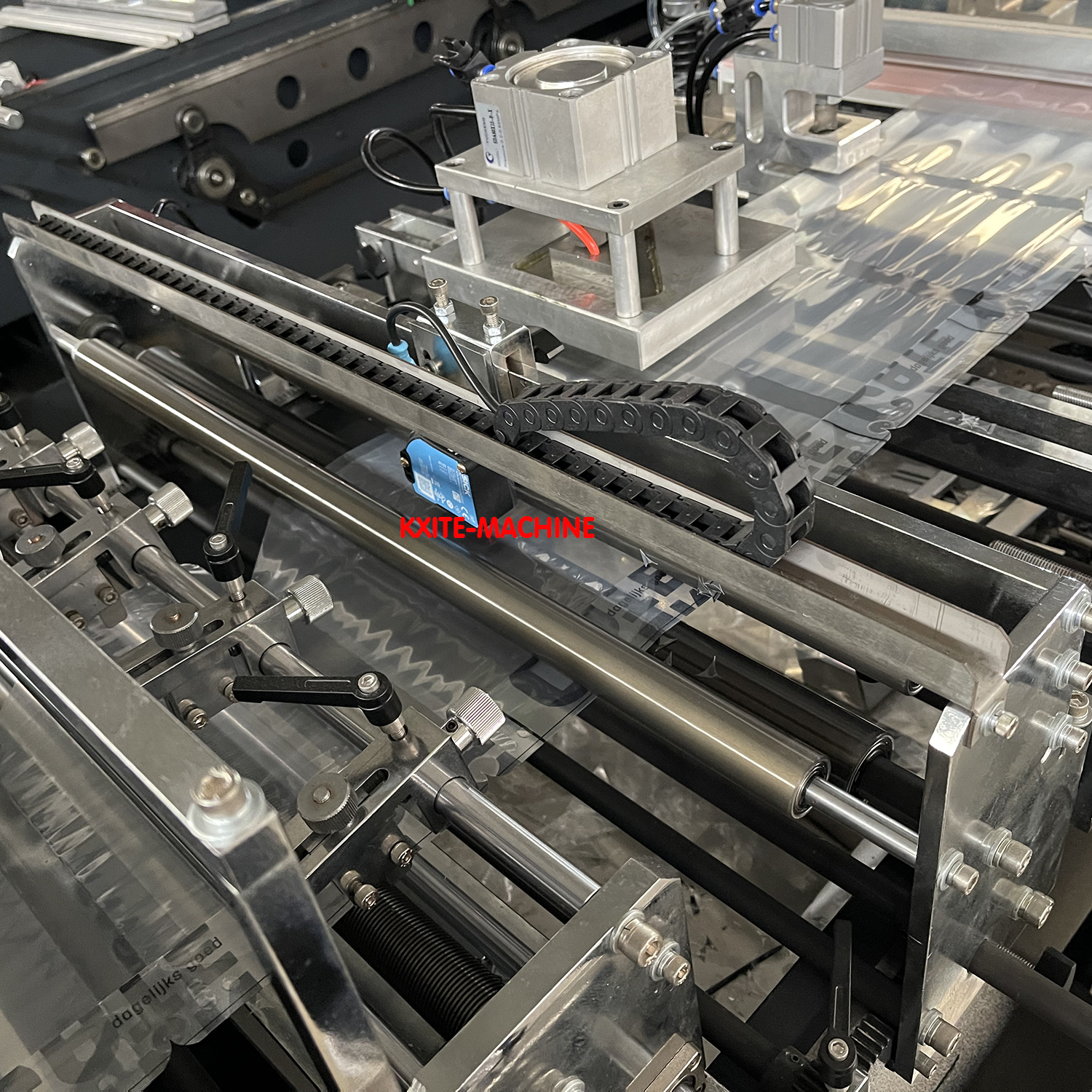 High Speed Middle Sealing Four Side Sealing Pouch Making Machine 