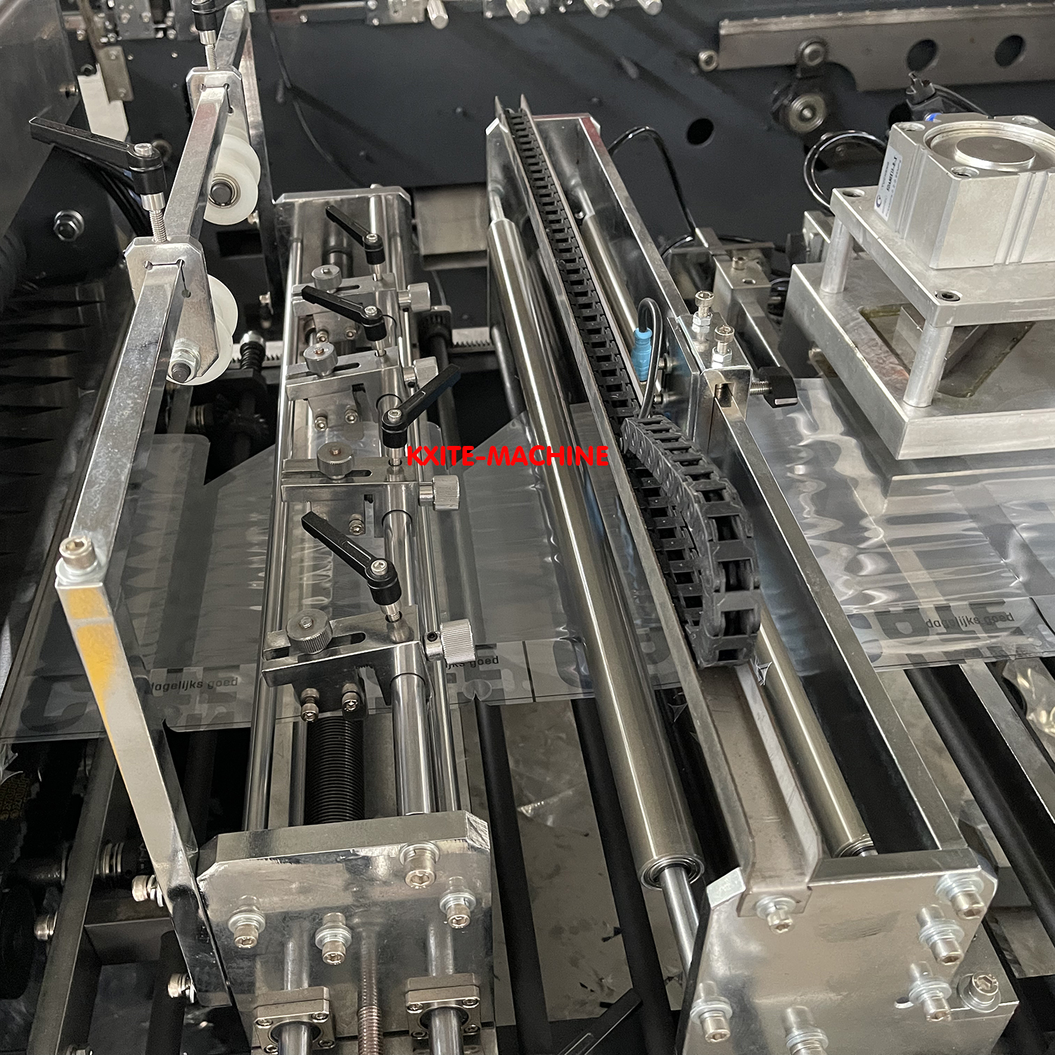Servo Guesset Stand Up Pouch Making Machine Paper Plastic Complex Material Pouch 3 Side Seal Bag Making Machine
